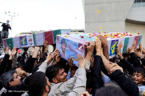 تصاویر تشییع پیکر مطهر ۵ شهید مدافع حرم تازه تفحص شده در مشهد مقدس