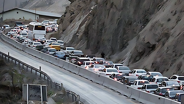 رئیس پلیس راه مازندران از ترافیک سنگین در خروجی محور کندوان خبر داد و گفت: آزادراه تهران–شمال از ساعت ۸ صبح امروز مسدود و تردد یکطرفه در مسیر مرزن‌آباد به سمت کرج از ساعت ۱۱ اجرا می‌شود.