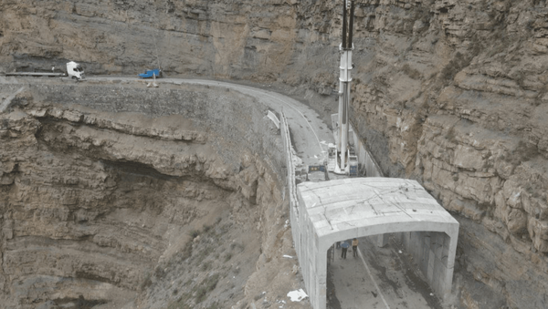 ئیس راهداری و حمل‌ونقل جاده‌ای شهرستان چالوس در واکنش به انتشار تصاویری در فضای مجازی مبنی بر ریزش زیر گالری محافظ کیلومتر ۶۵ جاده چالوس، تأکید کرد: این حفره قدیمی است و هیچ خطری متوجه جان مسافران نمی