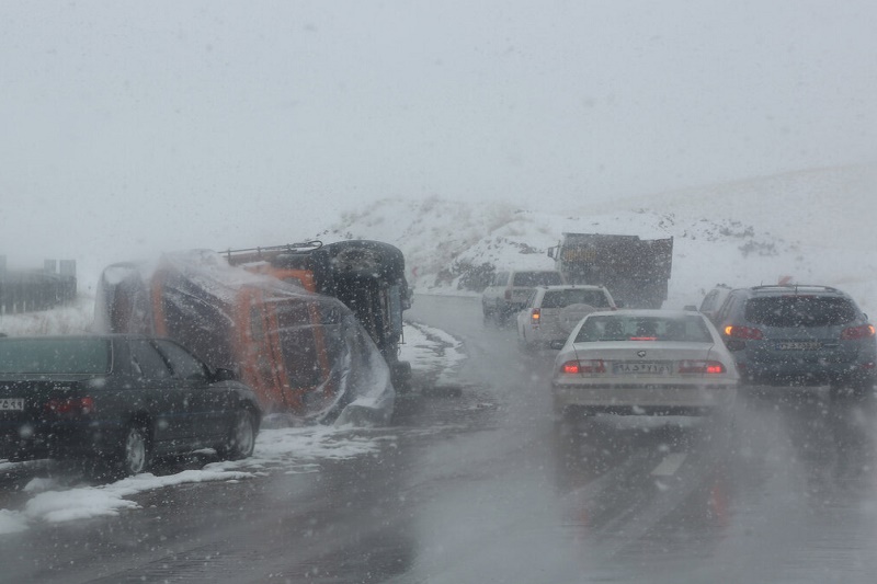 بارش برف، ترافیک در جاده‌های مازندران را پُرحجم کرد