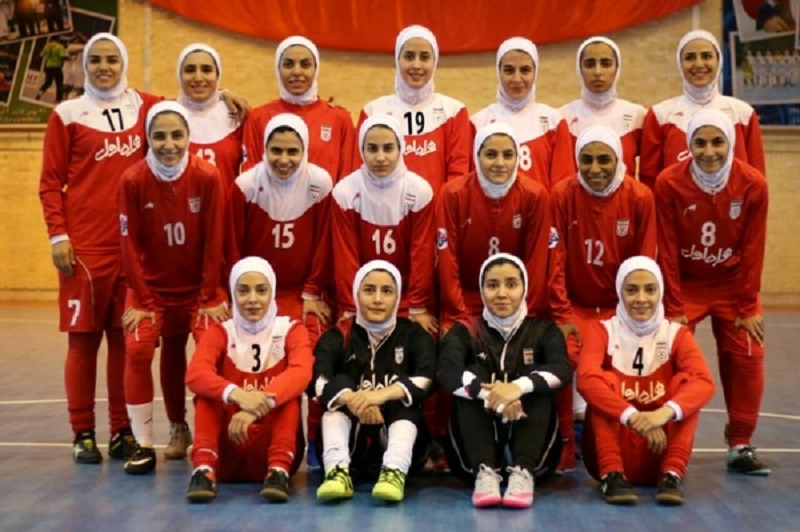 پرچم فوتبال ایران به دست دختران در تاجیکستان بالا می‌رود