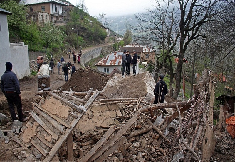 تصاویر هولناک از سقوط سنگ در یکی از روستا‌های سوادکوه