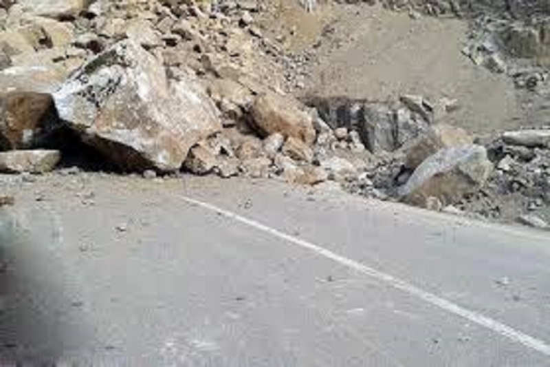 هشدار پلیس راه درباره ریزش سنگ از کوه در جاده‌های کوهستانی مازندران