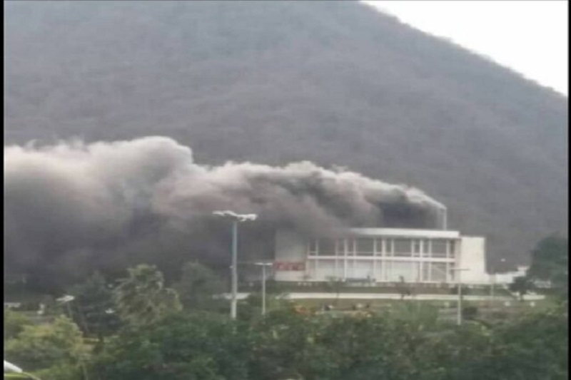 سینما هتل رامسر در آتش می‌سوزد