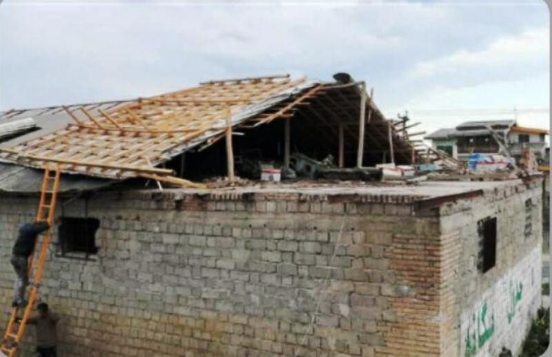 تندباد به ۲۷ خانه در  روستاهای رامسرخسارت زد