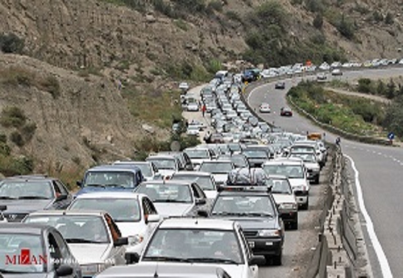 ترافیک در آزادراه قزوین-کرج-تهران سنگین است/ بارش برف و باران در محور چالوس