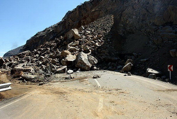  رانندگان به علت ریزش کوه در جاده هراز از مسیر فیروزکوه تردد کنند