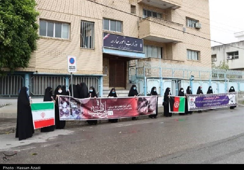 تجمع اعتراضی در محکومیت حمله تروریستی به مدرسه کابل در شهر ساری برگزار شد