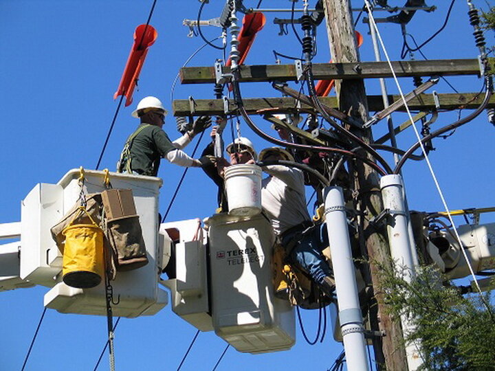 میزان کمبود برق مازندران در زمان پیک ۷۰۰ مگاوات است