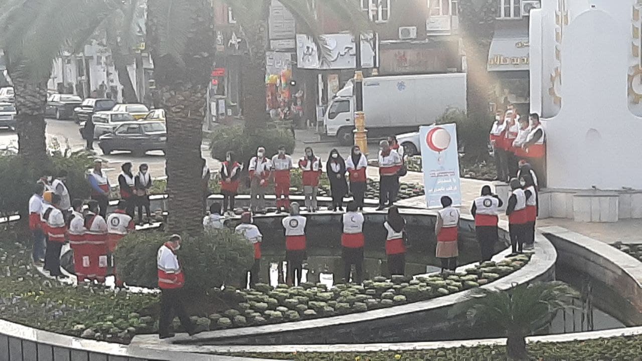 تشکیل حلقه انسانی داوطلبان هلال احمر در قائم شهر